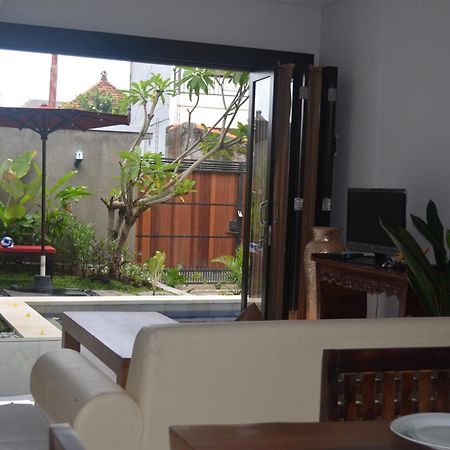 Nyoman Villa Sanur Rum bild