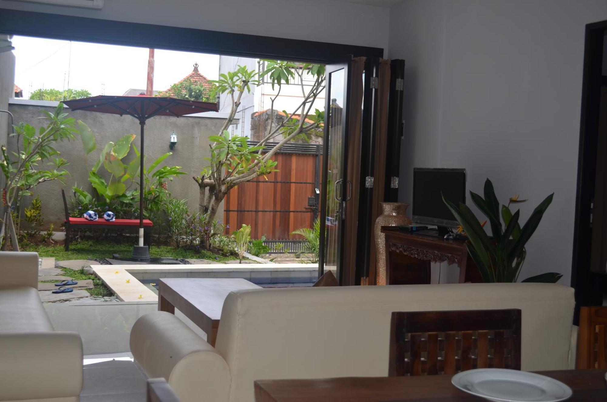 Nyoman Villa Sanur Rum bild